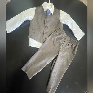 4 pc Van Heusen suit set. EUC